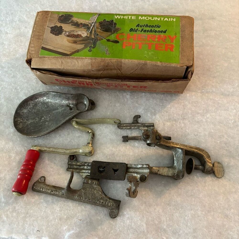 White Mountain Vintage Cherry Picker Model 501  In Original Box